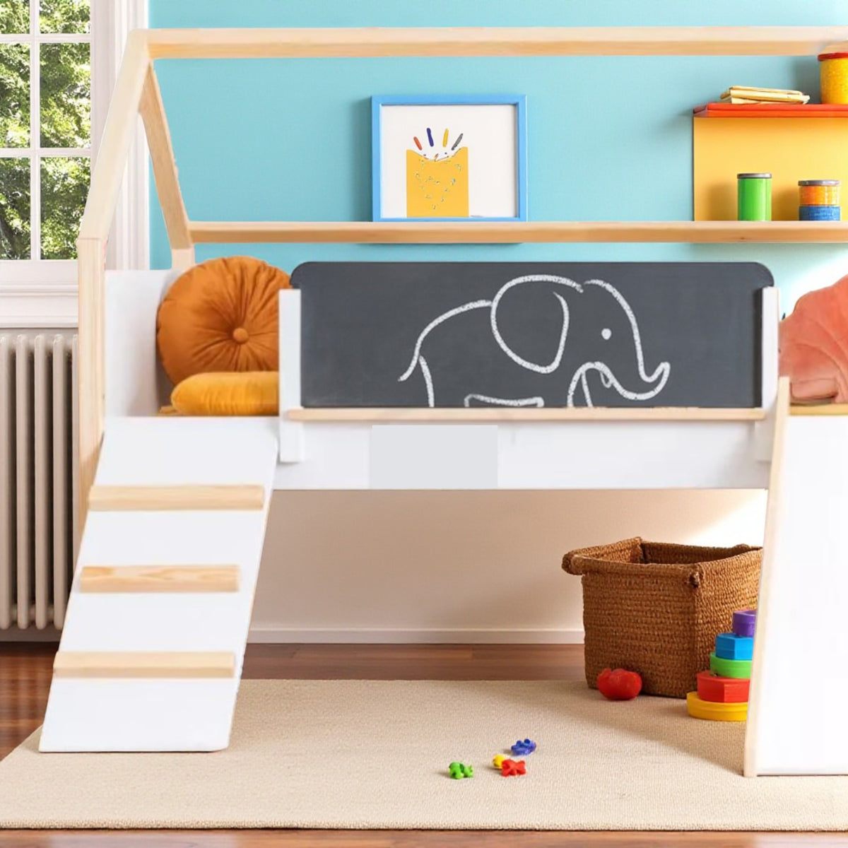 Benbo Kids házikó formájú galériaágy csúszdával, krétatáblával és játszórésszel – 90 × 200 cm