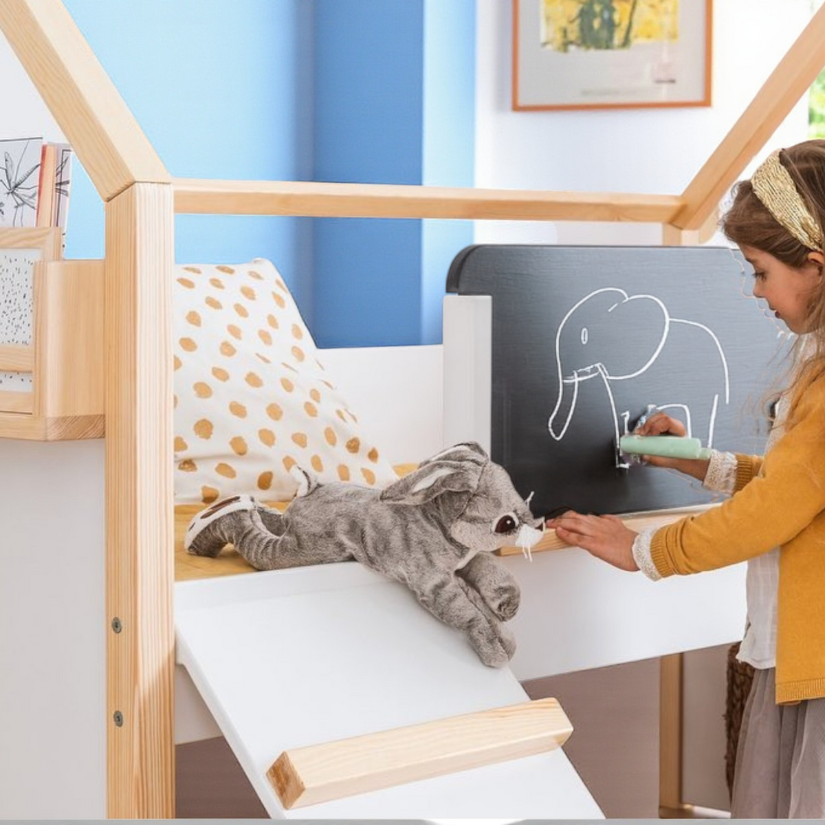 Benbo Kids házikó formájú galériaágy csúszdával, krétatáblával és játszórésszel – 90 × 200 cm