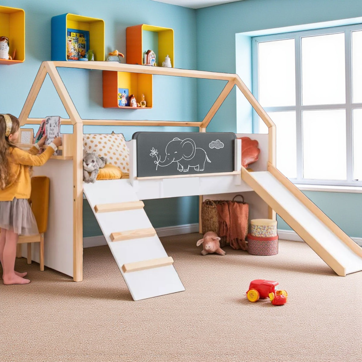 Benbo Kids házikó formájú galériaágy csúszdával, krétatáblával és játszórésszel – 90 × 200 cm