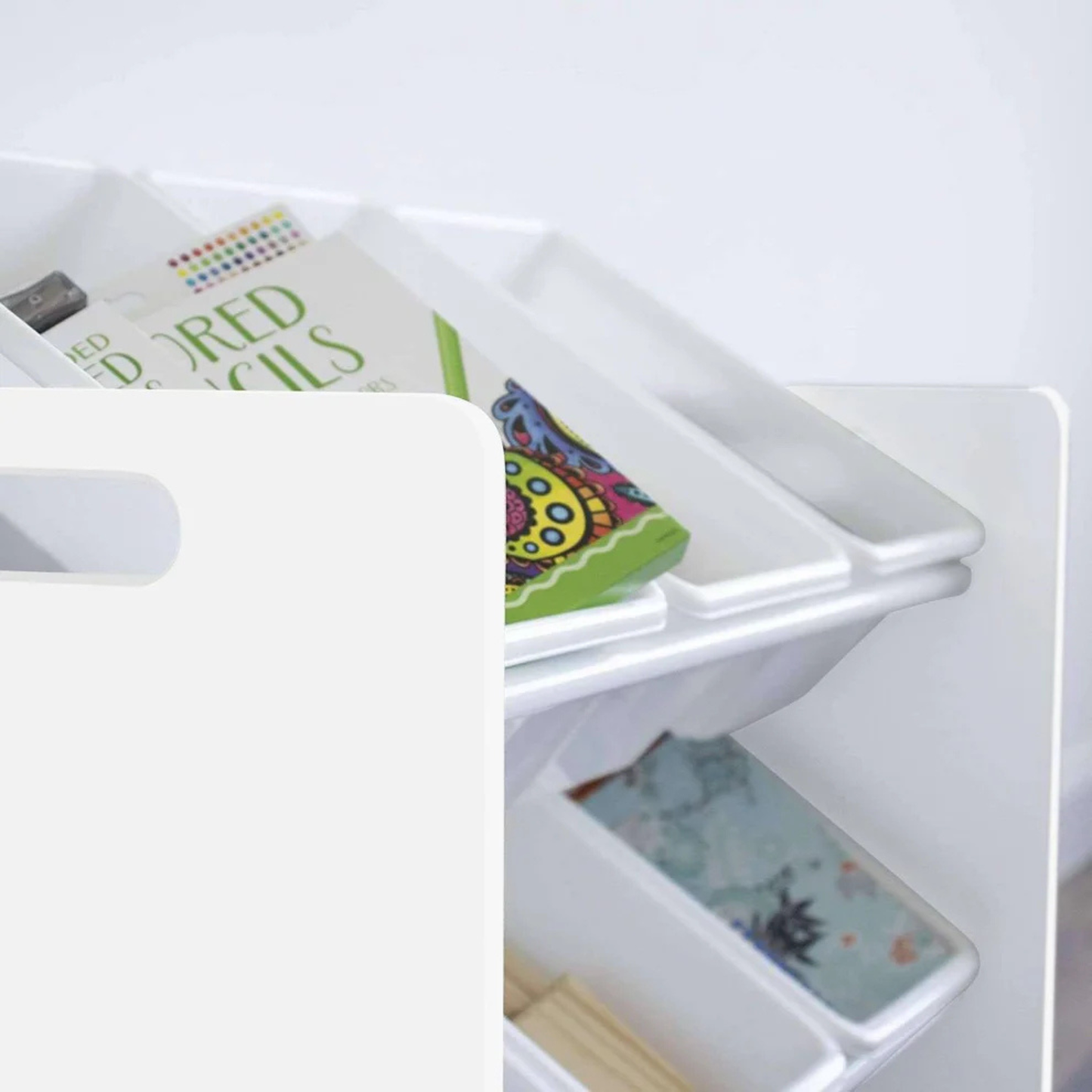 Fehér színű játékrendező polc műanyag tárolókkal