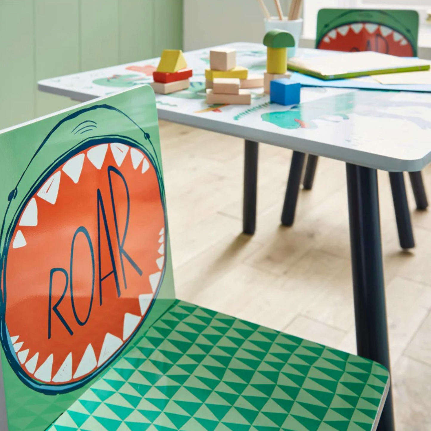 Vagány dinoszauruszos gyerek bútorszett – asztal és két szék, használat közben, közelről